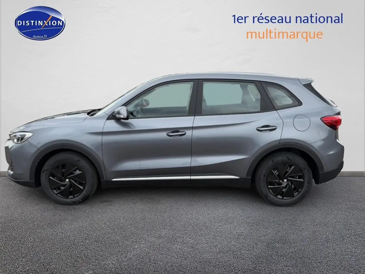 Vue latérale droite du SUV gris MG ZS Hybrid 197 avec jantes noires et poignées de porte assorties.