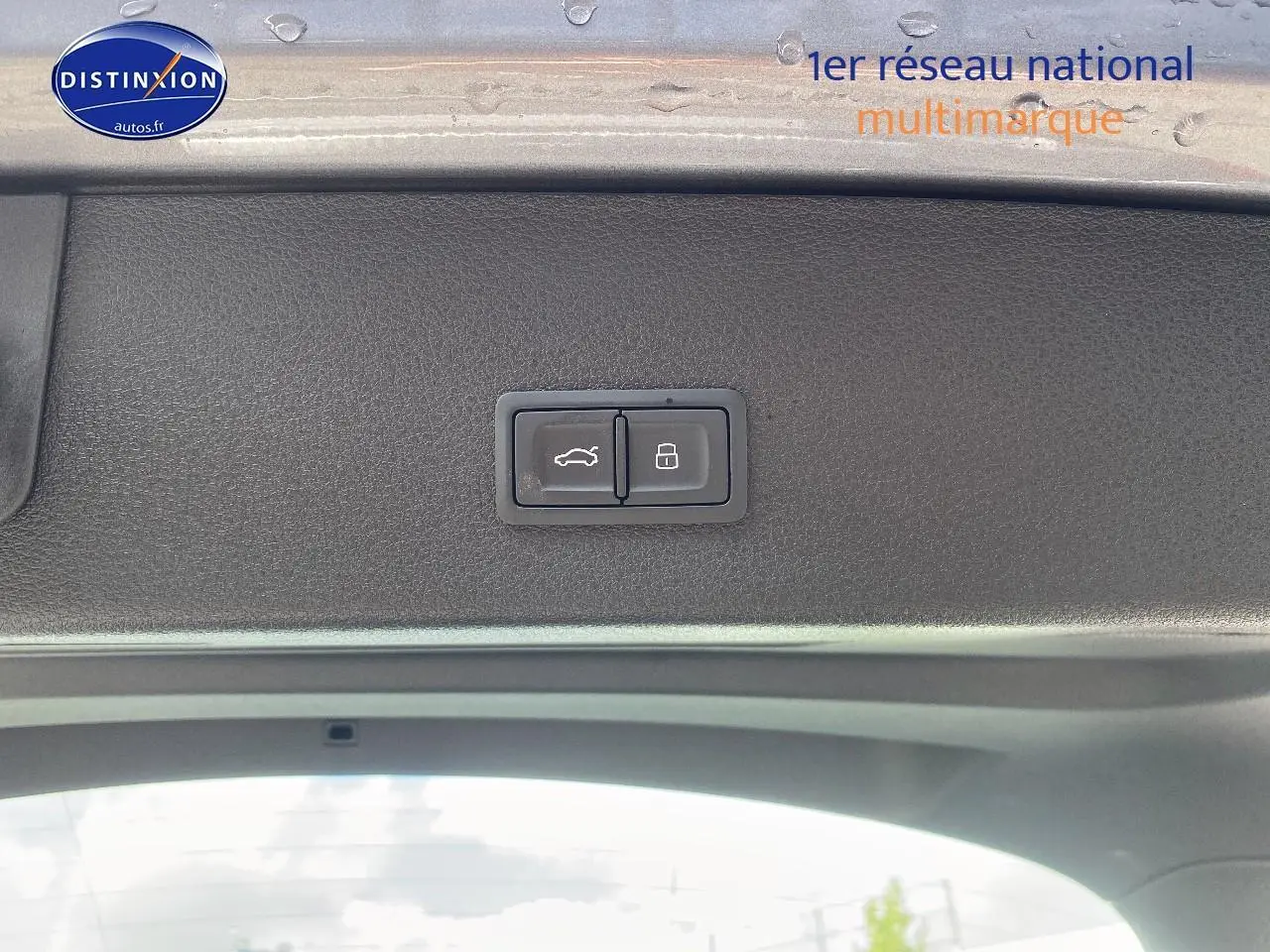Boutons d'ouverture et de verrouillage du coffre sur la partie intérieure du hayon d'un Audi Q8 E-TRON gris.
