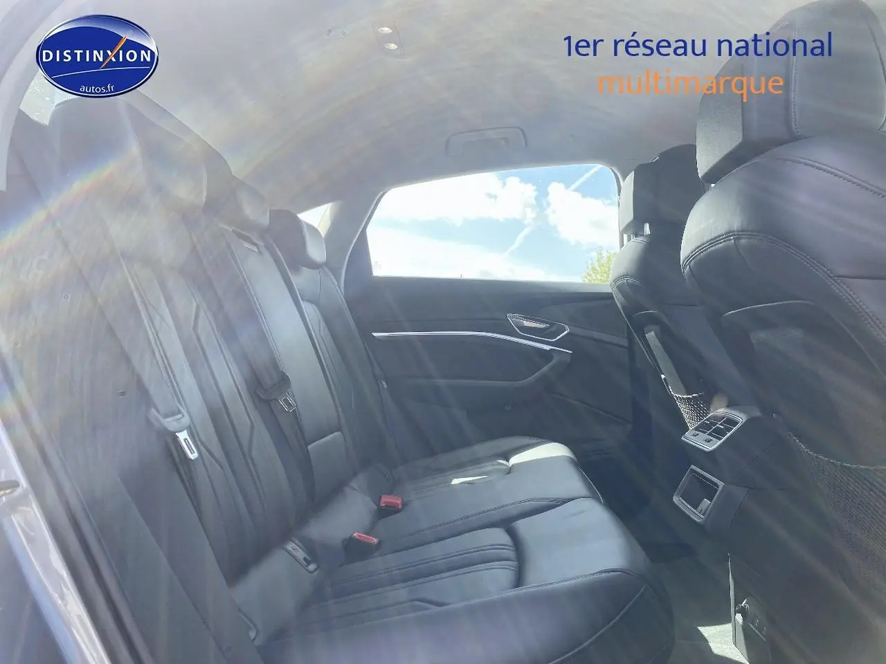 Vue intérieure arrière droite des sièges en cuir noir de l'Audi Q8 E-TRON 55 408 avus quattro 2022.