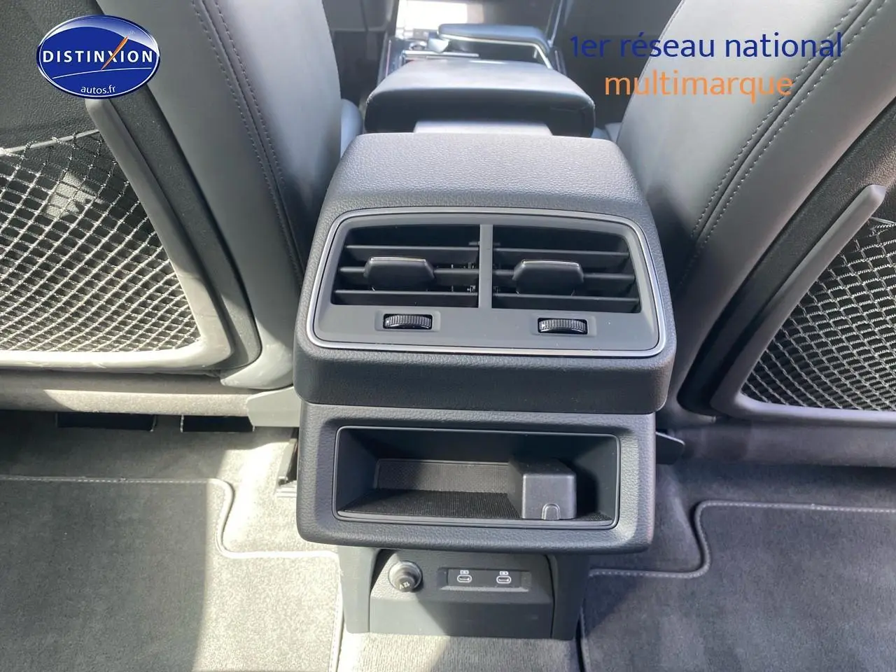 Vue rapprochée de la console arrière grise de l’Audi Q8 E-TRON 55 408 avus quattro avec bouches d’aération et ports USB.