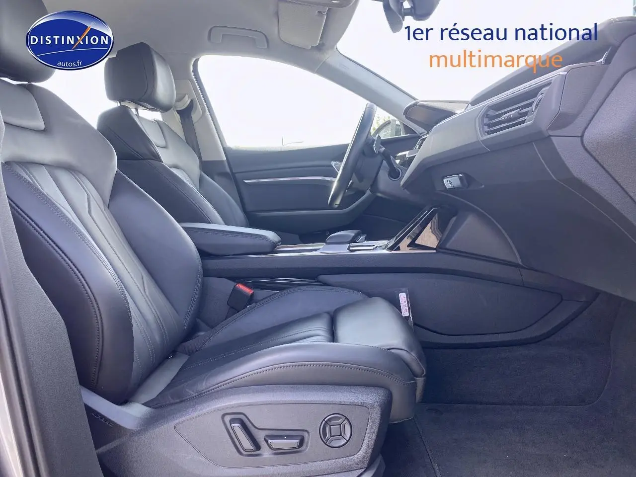 Vue intérieure côté droit de l'Audi Q8 E-TRON 55 408 avus quattro 2022 avec sièges cuir noir et console centrale.