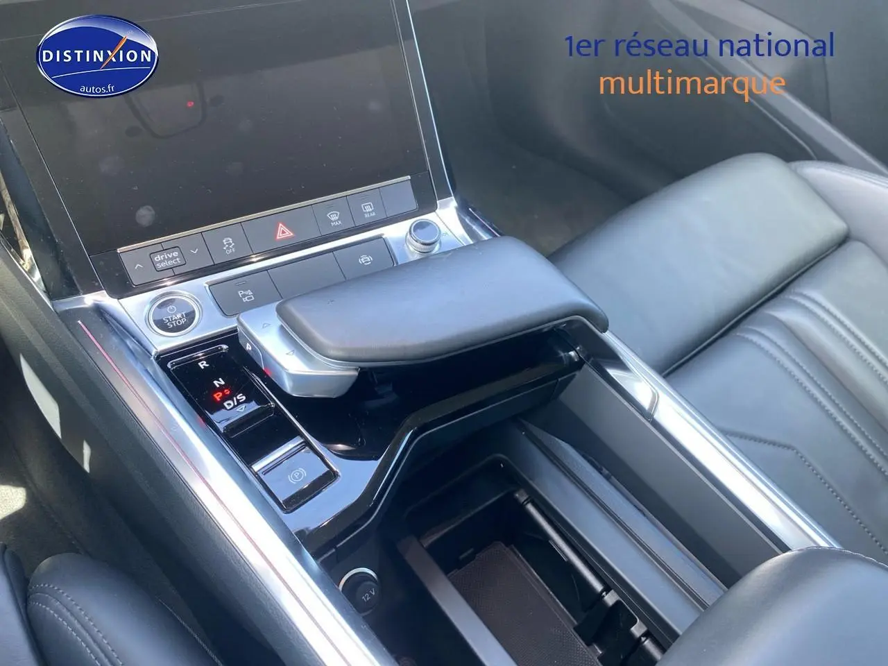 Vue rapprochée de la console centrale noire et cuir gris du poste de conduite de l’Audi Q8 E-Tron 55 408 avus quattro.
