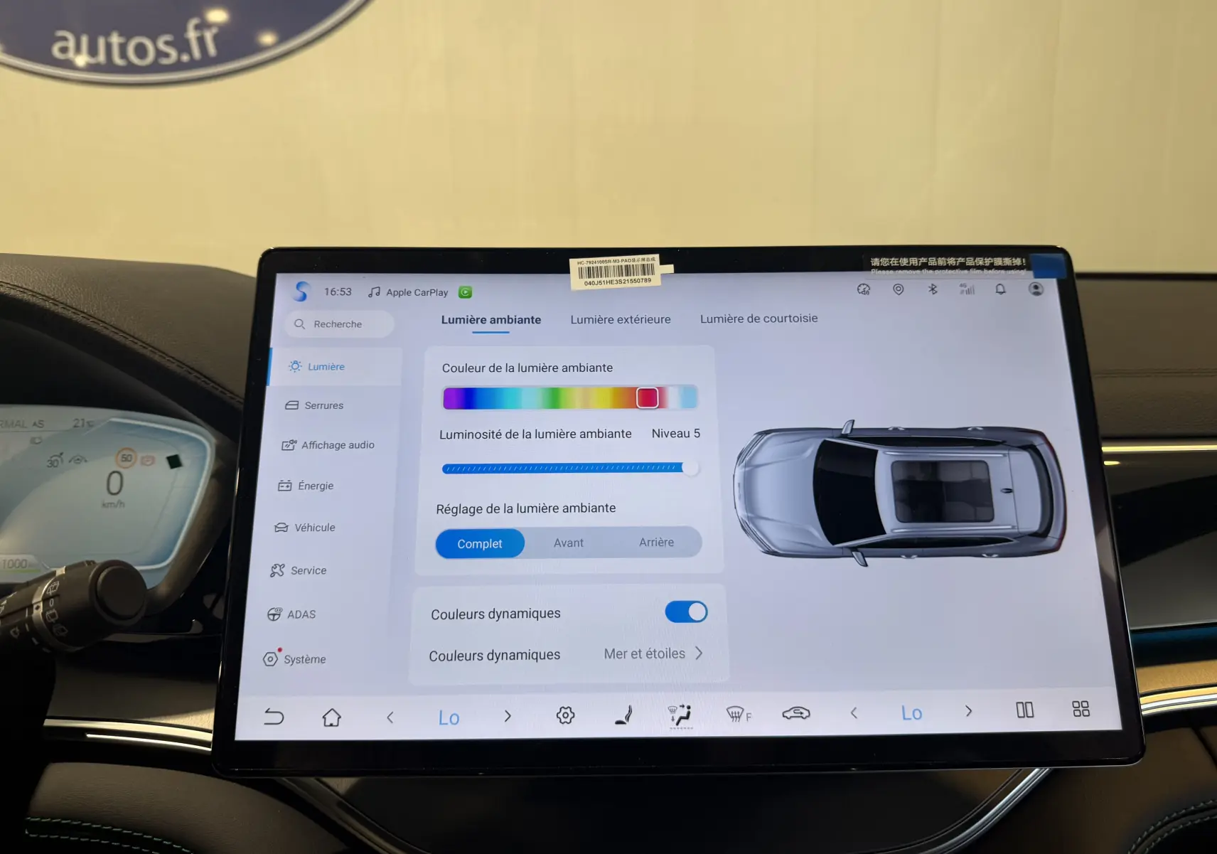 Écran tactile intérieur du BYD SEAL U 2026 affichant les réglages de lumière ambiante avec vue aérienne du véhicule gris.