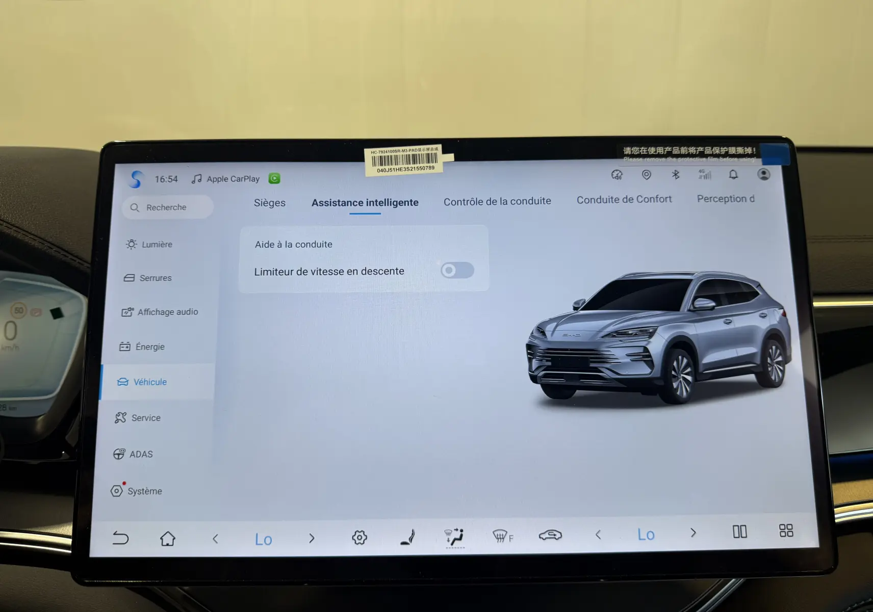 Écran tactile intérieur affichant l'assistance intelligente avec illustration du SUV BYD SEAL U gris en vue 3/4 avant.