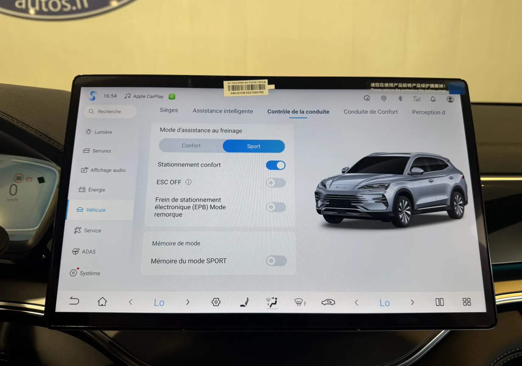 Vue de profil avant droit du SUV BYD SEAL U gris affiché sur l'écran tactile du tableau de bord.