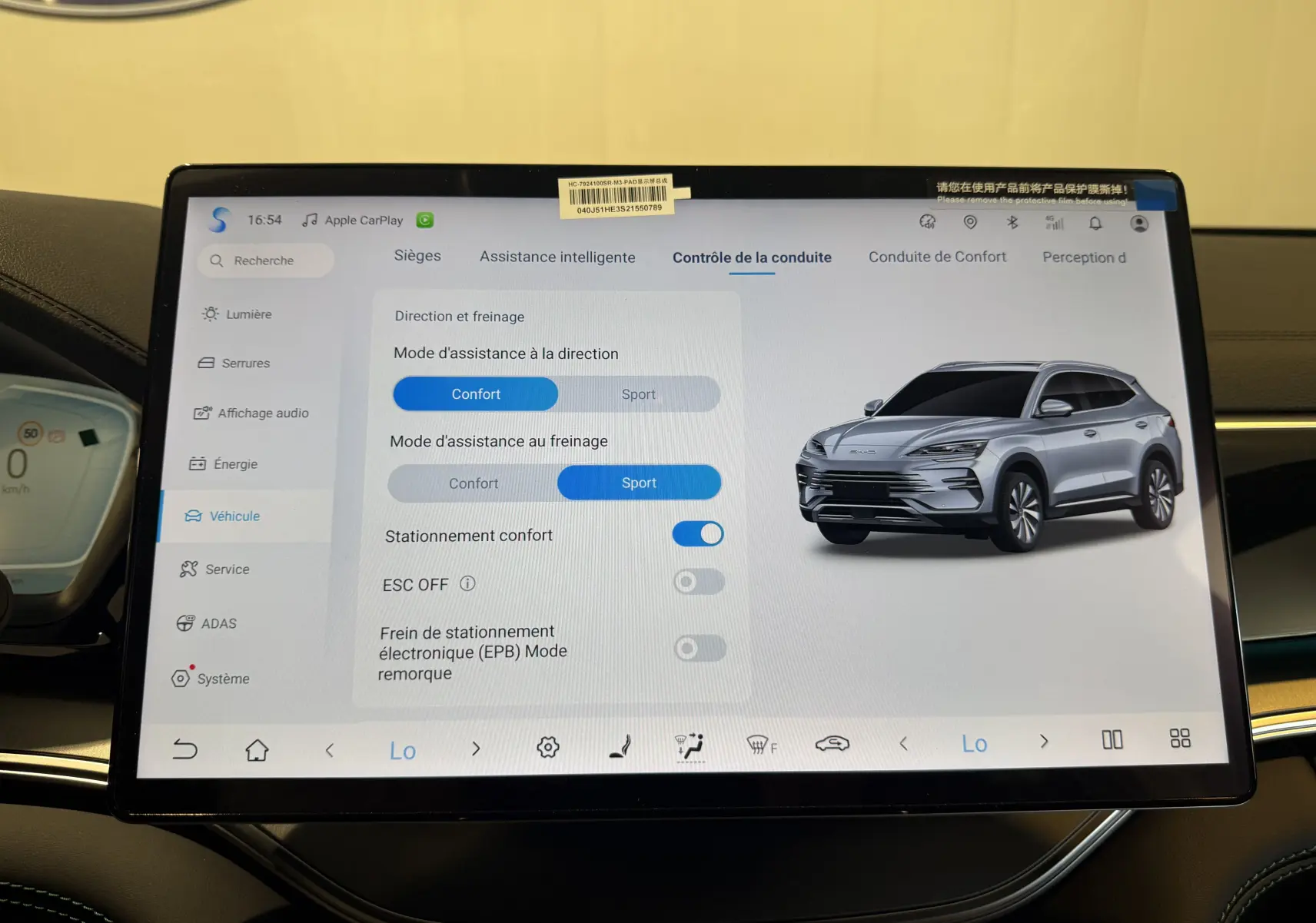 Écran tactile intérieur affichant les réglages d’assistance de conduite avec une image 3/4 avant grise du BYD SEAL U.
