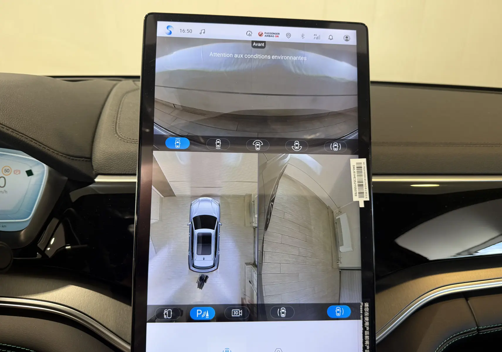 Vue intérieure sur l’écran central du BYD SEAL U gris montrant la caméra 360° et l’aide au stationnement.
