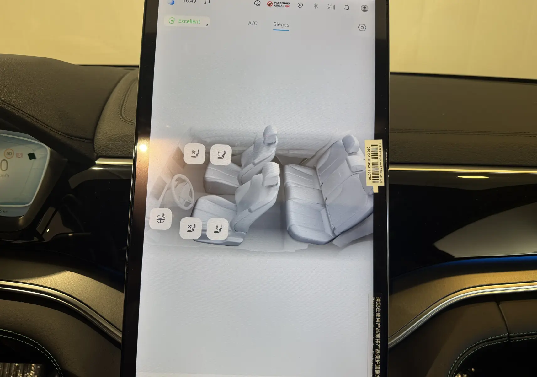 Écran tactile intérieur vertical montrant la configuration des sièges du BYD SEAL U gris, vue de dessus.