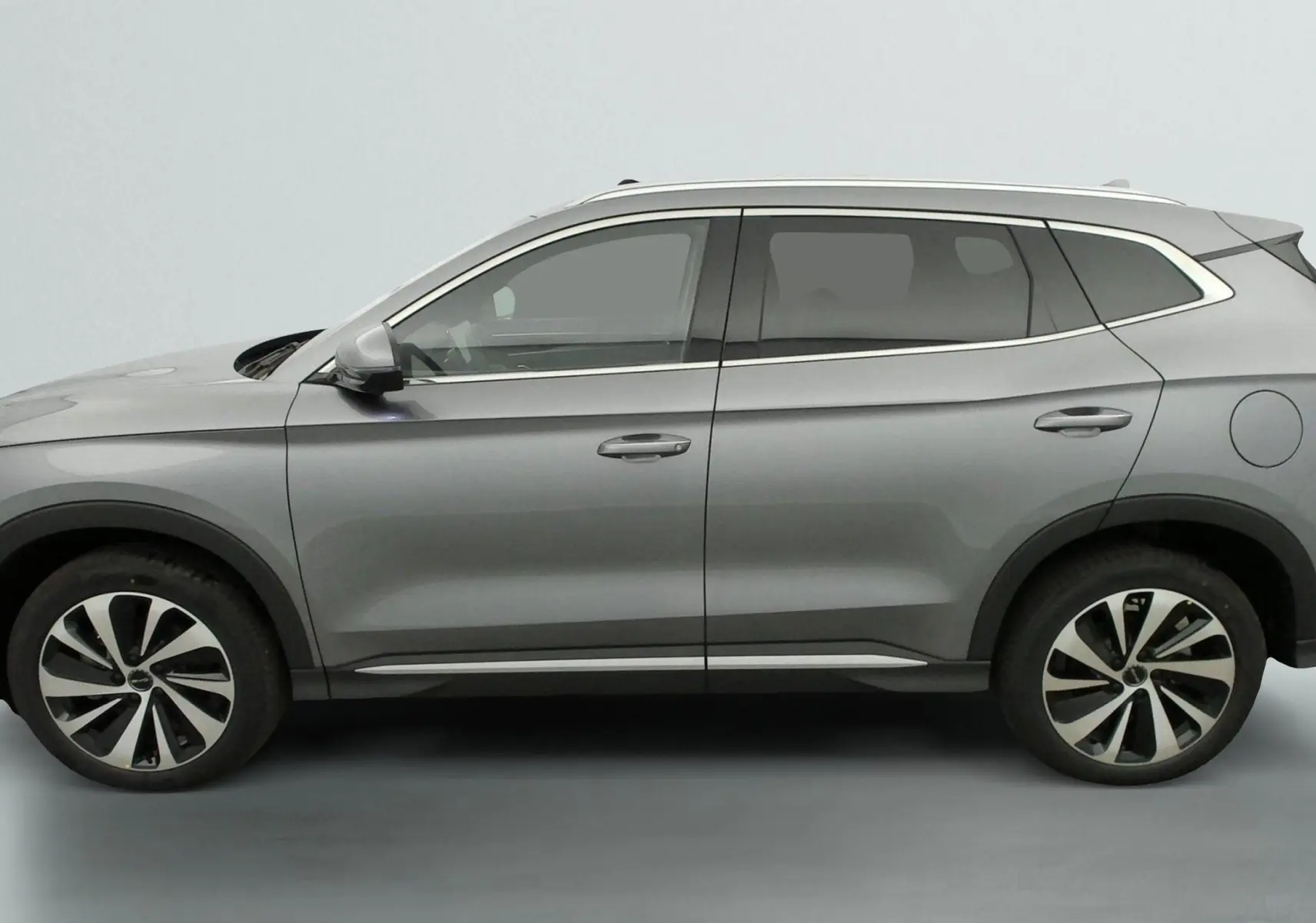 Vue de profil côté gauche d’un SUV BYD SEAL U gris métallisé avec jantes alliage bicolores et lignes épurées.