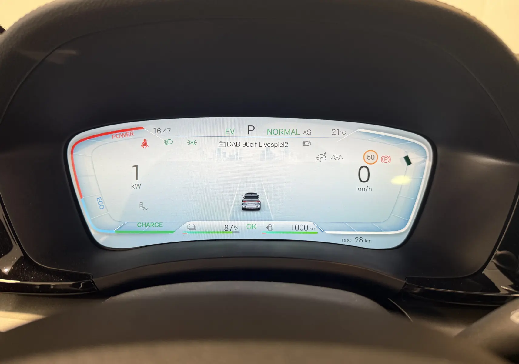 Vue rapprochée du tableau de bord numérique du BYD SEAL U gris, affichant vitesse, autonomie et mode de conduite.
