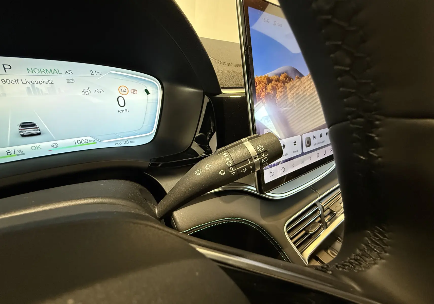 Vue intérieure rapprochée du tableau de bord et écran tactile du BYD SEAL U gris, avec affichage numérique et commandes au volant.