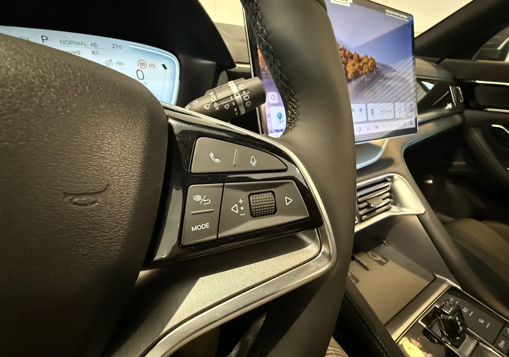 Gros plan sur le volant cuir noir du BYD SEAL U 2026 avec commandes intégrées et écran tactile central visible en arrière-plan.