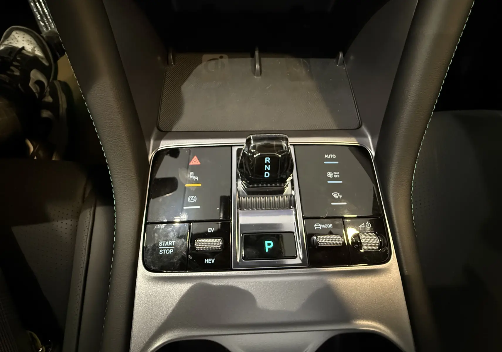 Vue plongeante sur la console centrale noire et grise du BYD SEAL U 2026 avec levier de vitesses cristal et commandes tactiles.