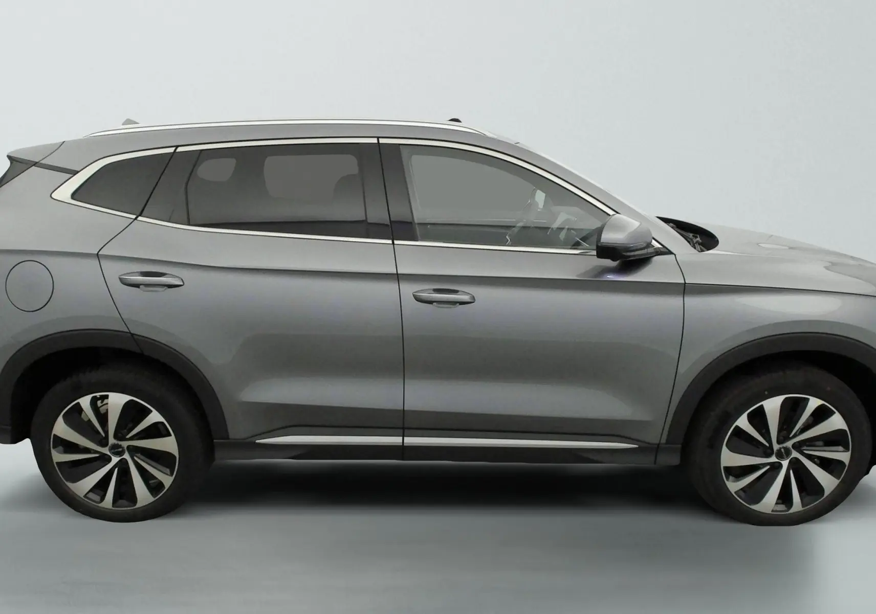 Vue de profil côté gauche du SUV BYD SEAL U hybride rechargeable en gris métallisé avec jantes bicolores.