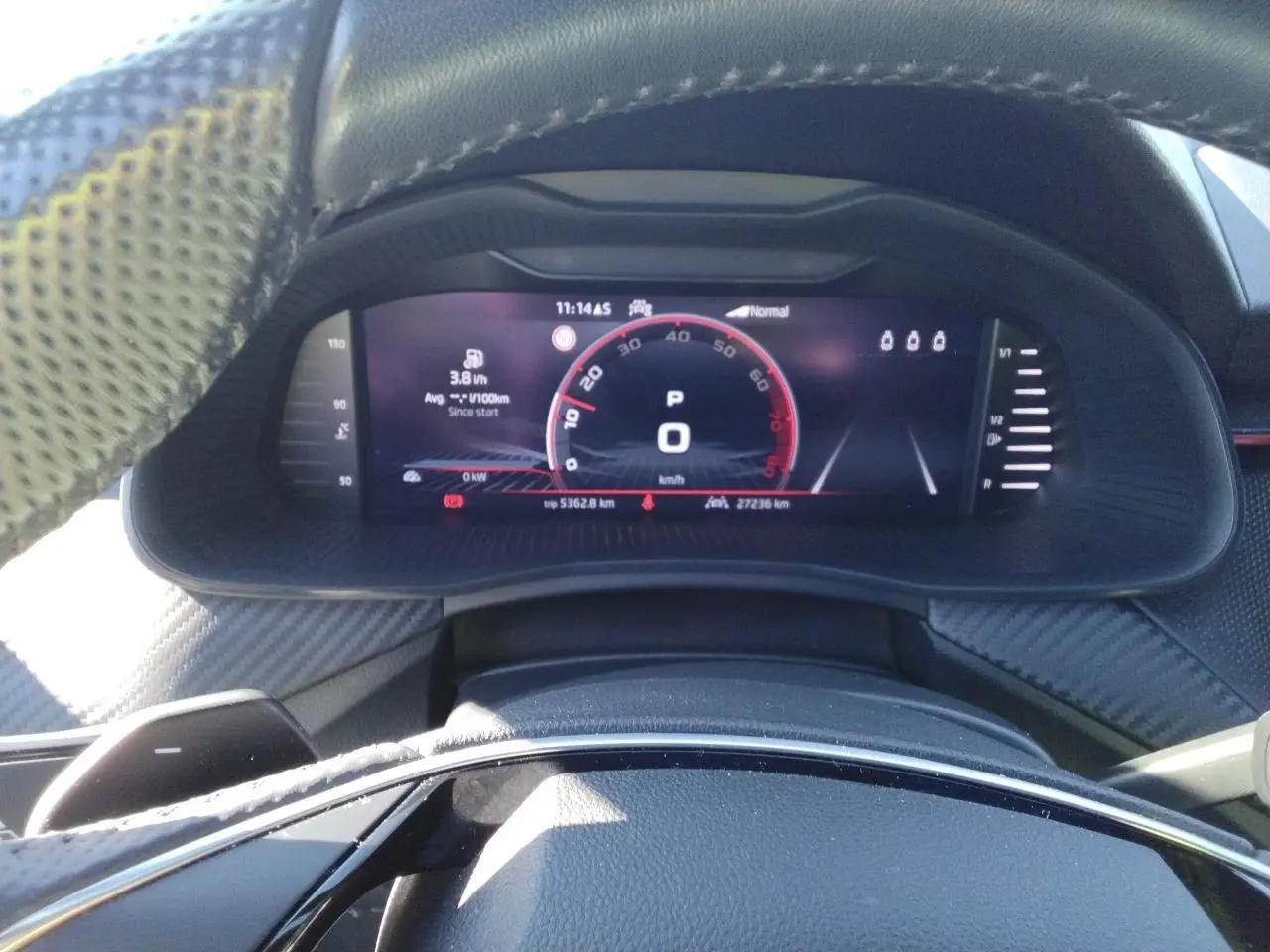 Vue rapprochée du tableau de bord numérique du Skoda Kamiq Monte-Carlo avec affichage digital et volant cuir noir.