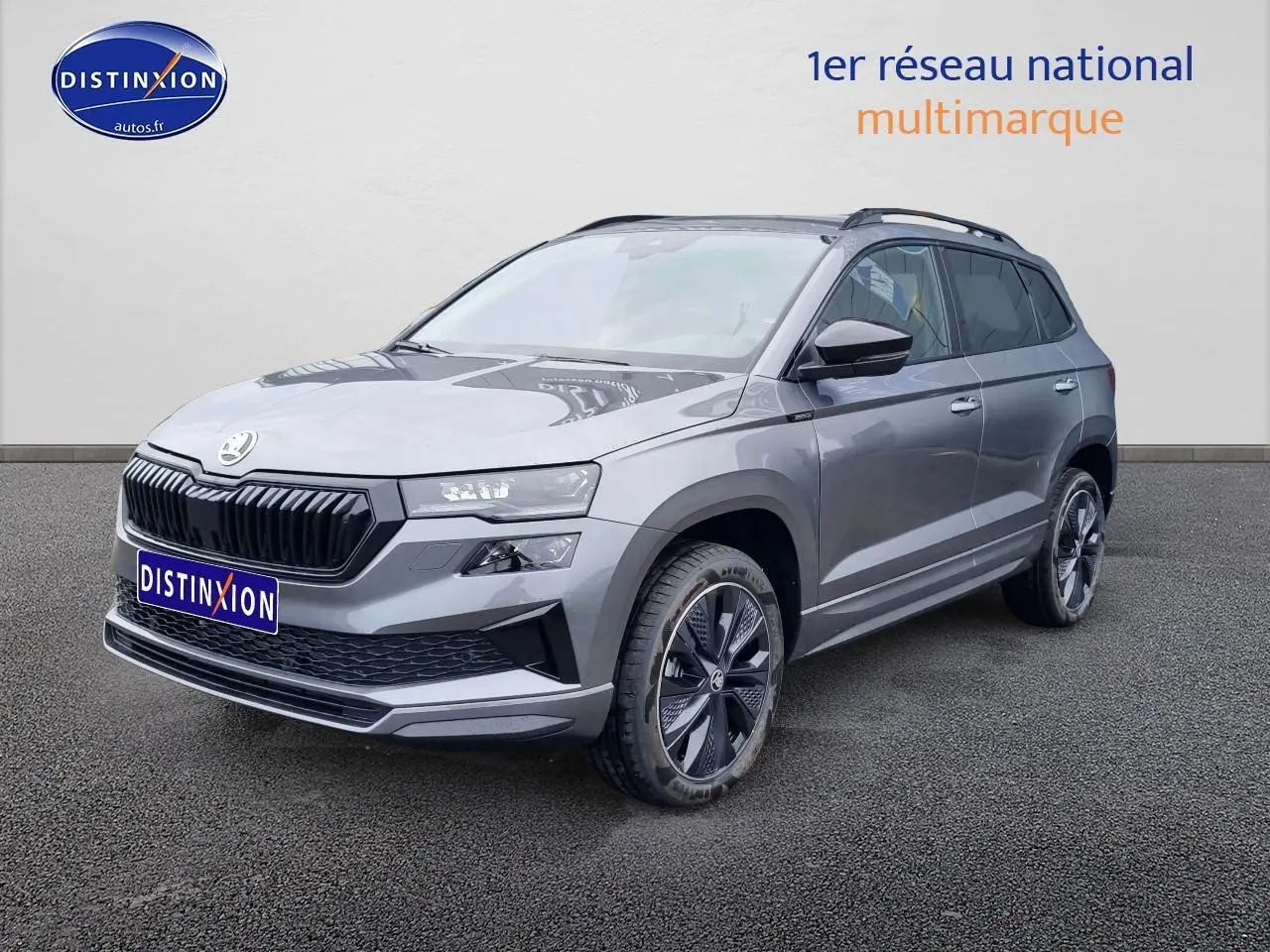 SUV SKODA KAROQ gris graphite en 3/4 avant droit avec jantes alu et calandre noire sportive.