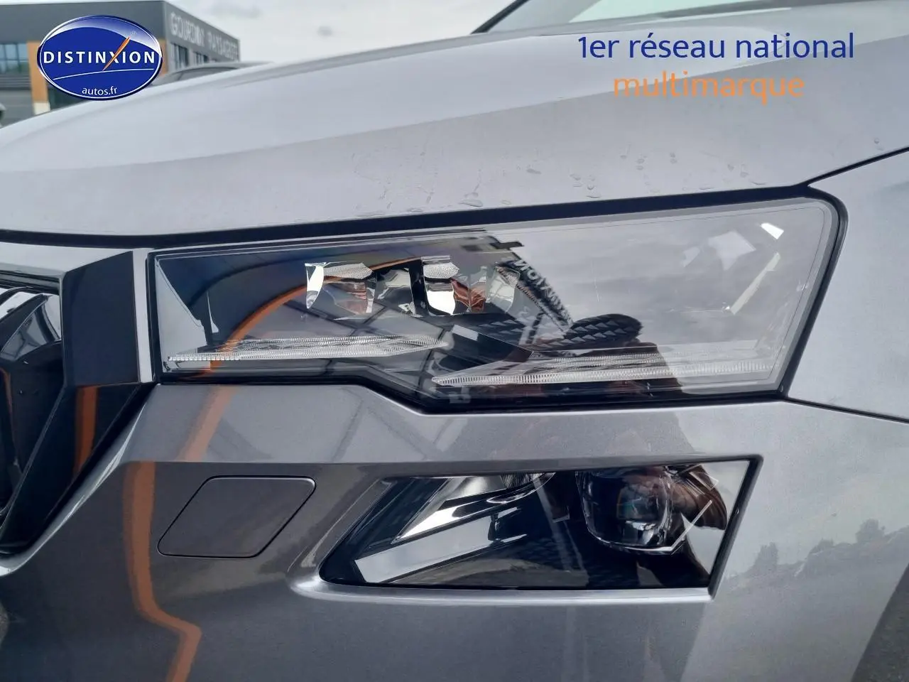 Gros plan sur le phare avant droit du Skoda Karoq gris graphite 2025 avec éclairage LED distinctif.