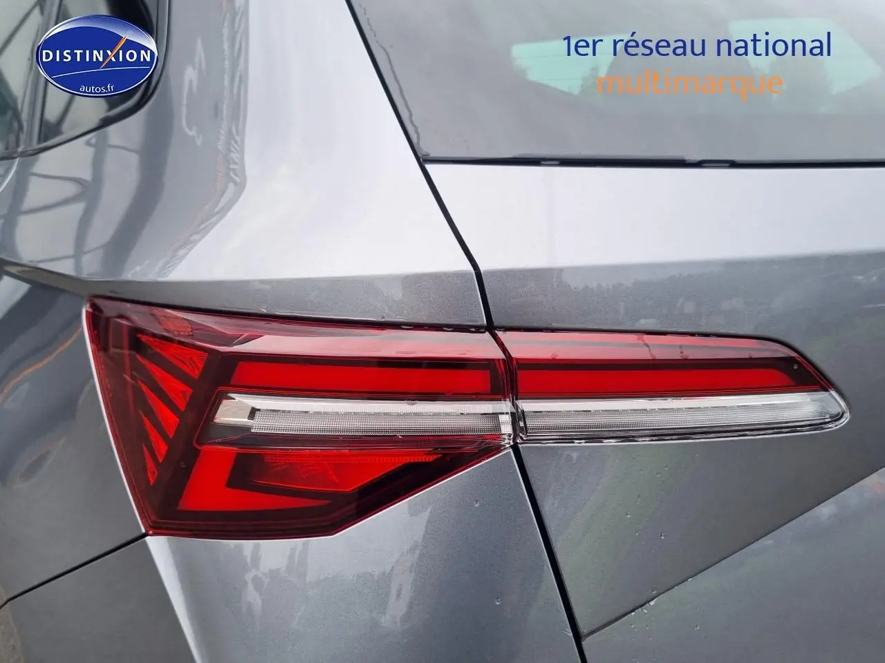 Gros plan sur le feu arrière droit d'un Skoda Karoq gris graphite 2025, soulignant ses lignes LED nettes.