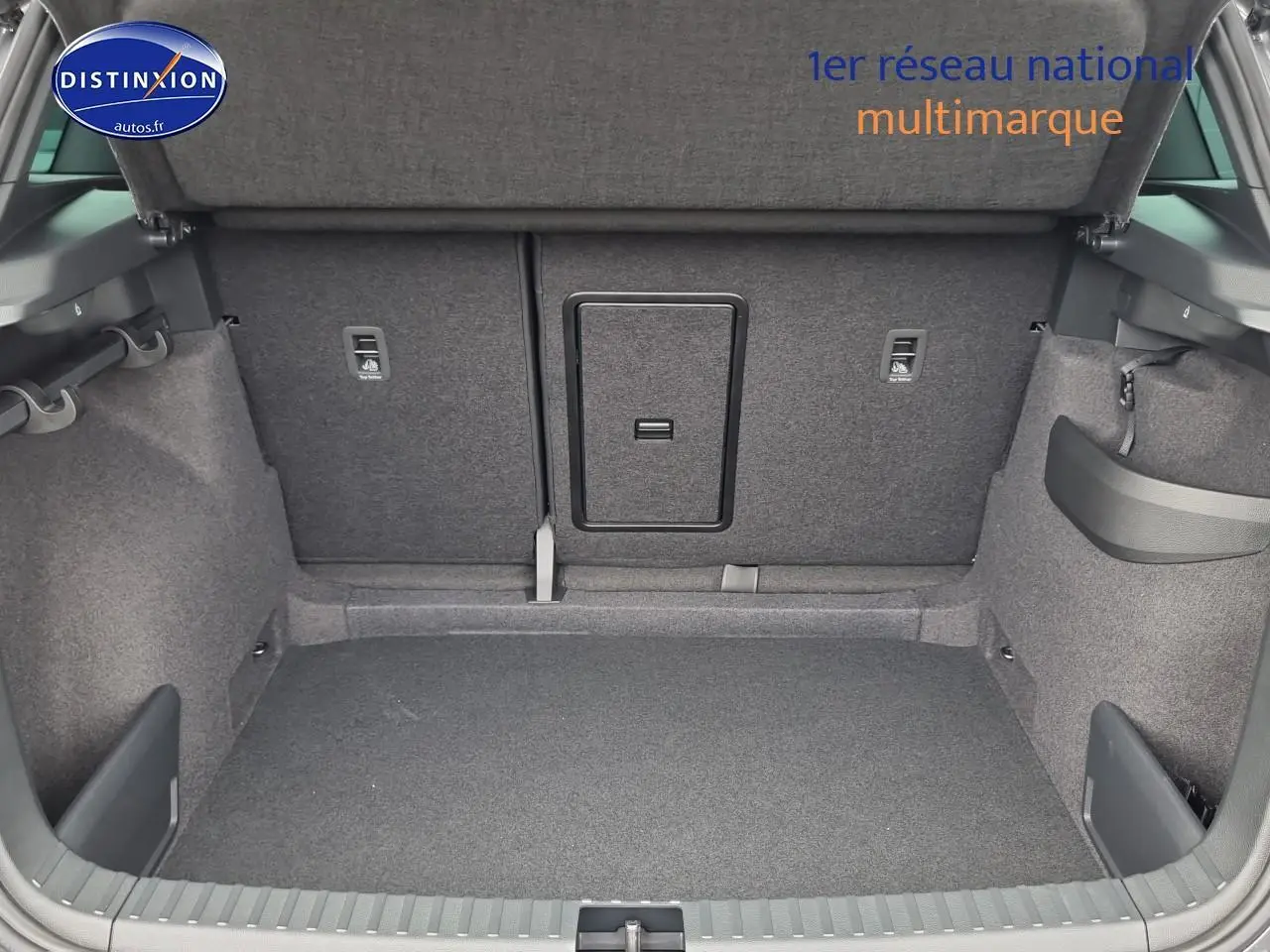 Coffre ouvert du Skoda Karoq gris graphite 2025, montrant le volume et la trappe à skis au fond.