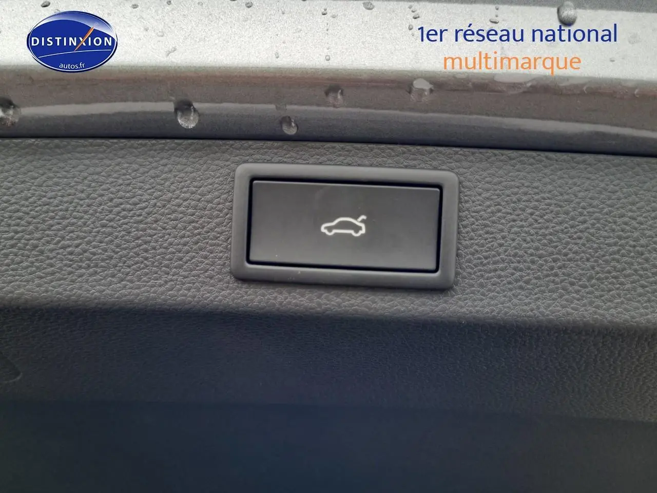 Bouton d'ouverture de coffre noir sur tableau de bord intérieur du Skoda Karoq gris graphite 2025.