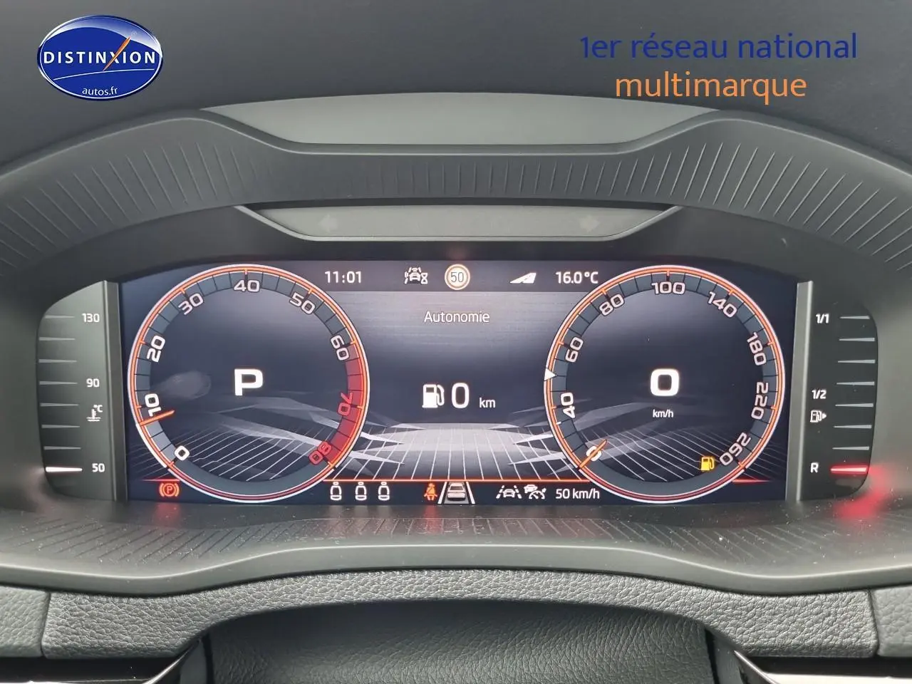 Tableau de bord numérique du Skoda Karoq 1.5 TSI 150 Sportline 2025 affichant vitesse et autonomie à 0 km.