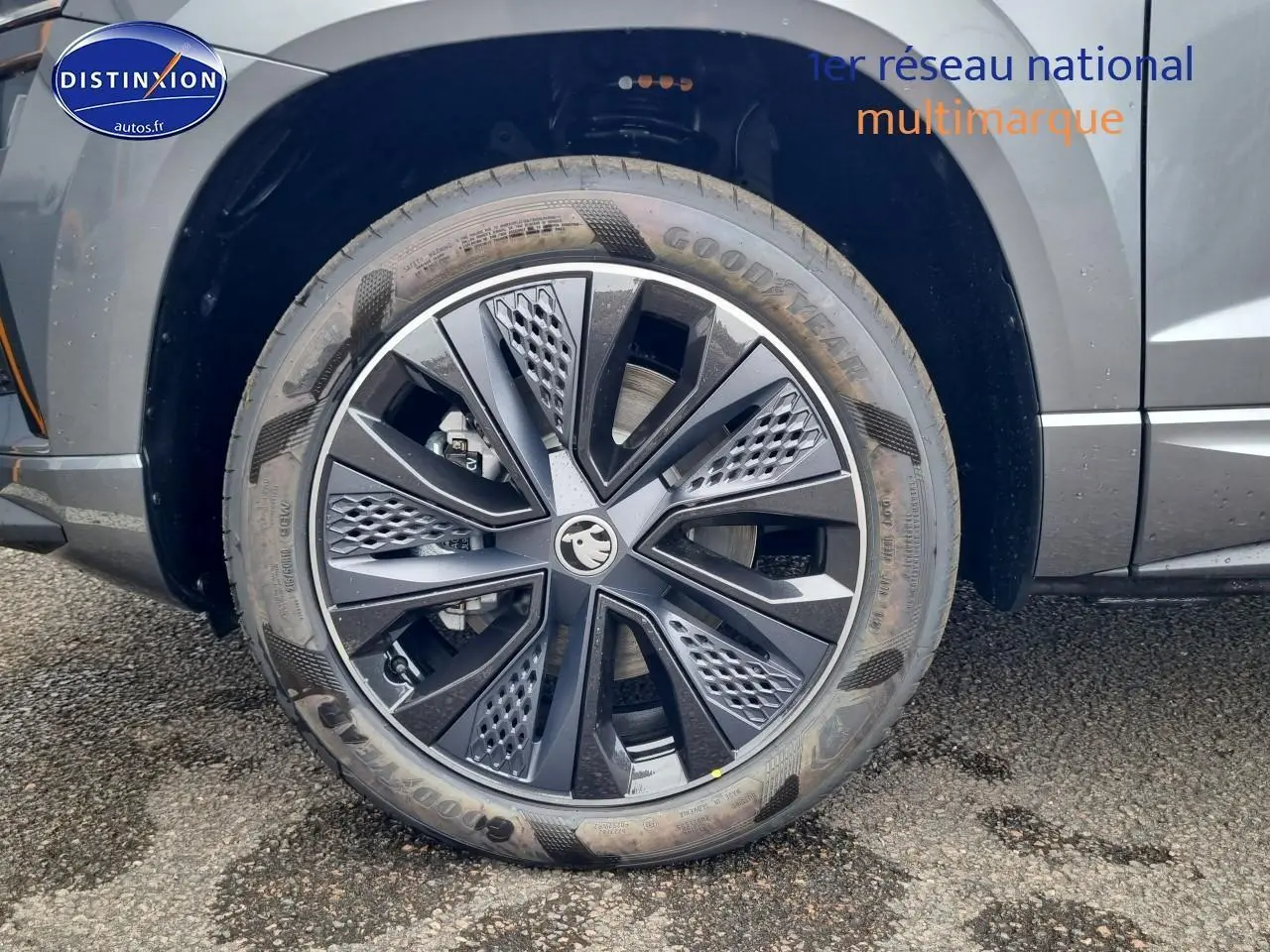 Gros plan sur la roue avant gauche du Skoda Karoq gris graphite avec jante alu au design moderne.