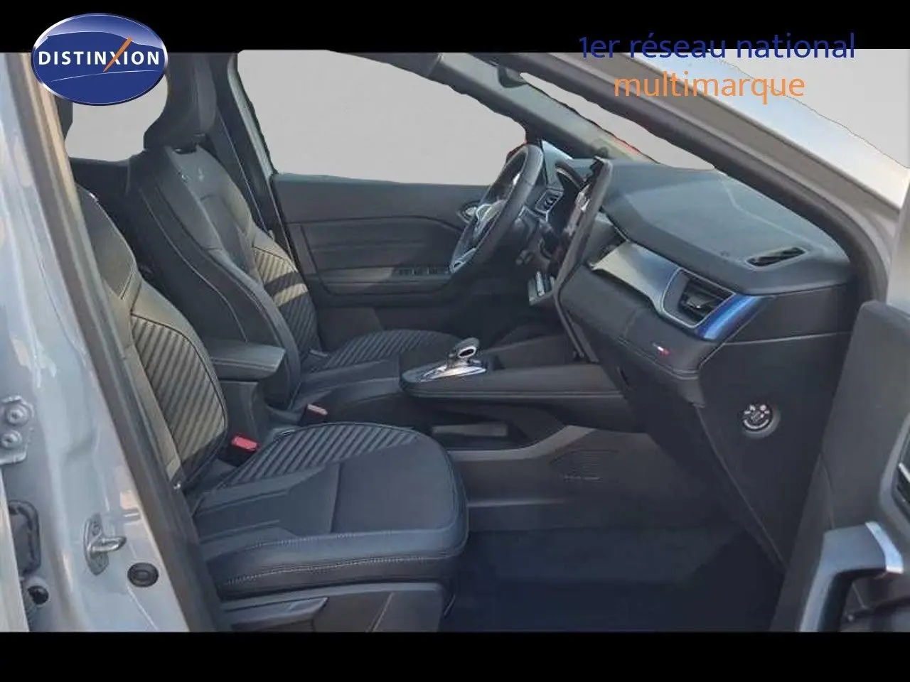 Vue intérieure côté gauche du Renault Captur E-Tech gris Rafale, mettant en valeur les sièges noirs et le tableau de bord moderne.