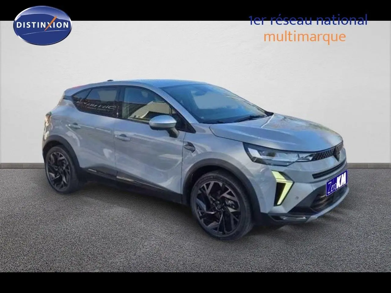 Renault Captur E-Tech hybride gris Rafale en 3/4 avant droit avec jantes noires et toit gris.