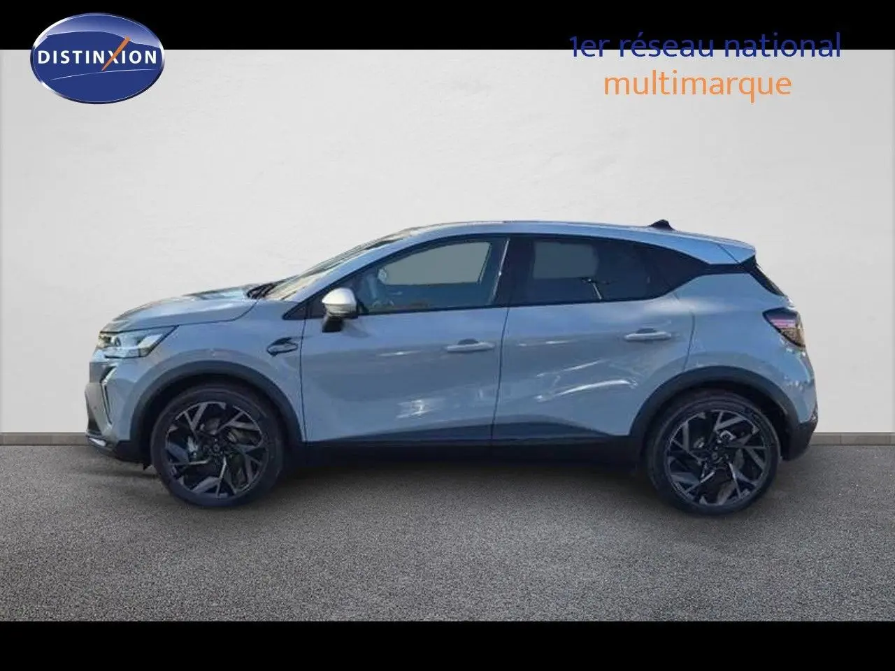 Profil droit du Renault Captur E-Tech hybride gris Rafale avec toit gris et jantes noires en arrière-plan neutre.