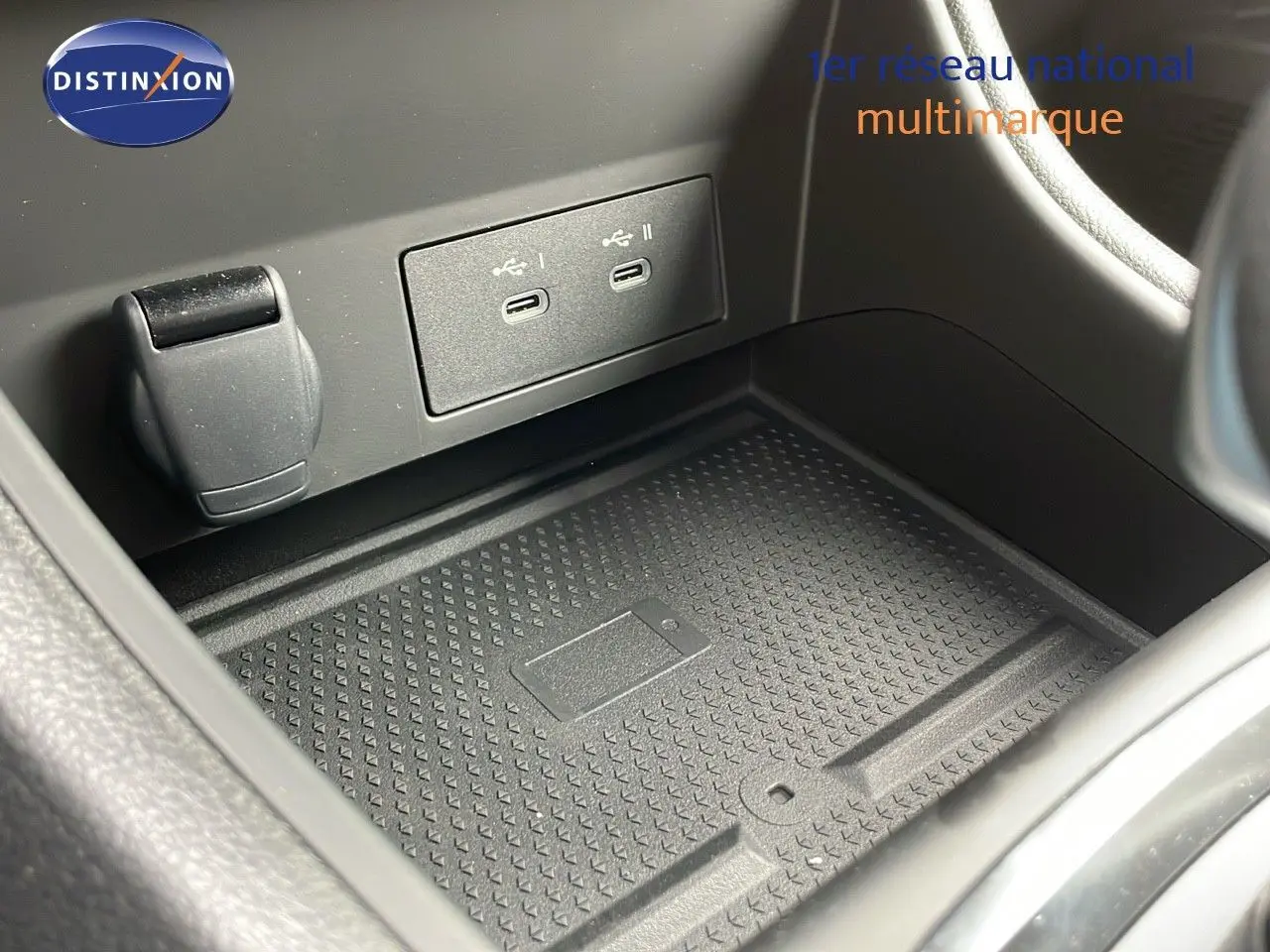 Gros plan sur la console centrale du Renault Captur 2025, montrant deux ports USB-C et un espace de rangement noir texturé.