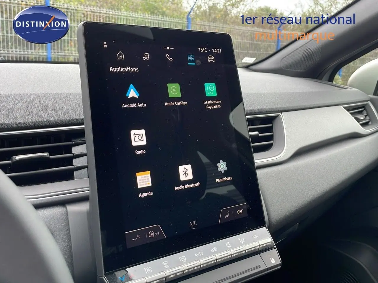 Vue intérieure du tableau de bord du Renault Captur 2025, écran tactile central affichant les applications connectées.