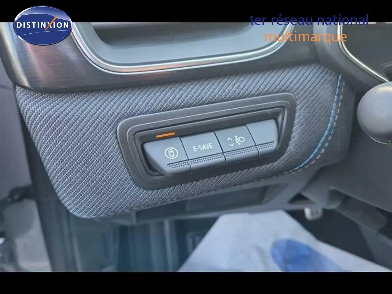 Détail des commandes situées sous le tableau de bord côté conducteur du Renault Captur gris Rafale 2025.