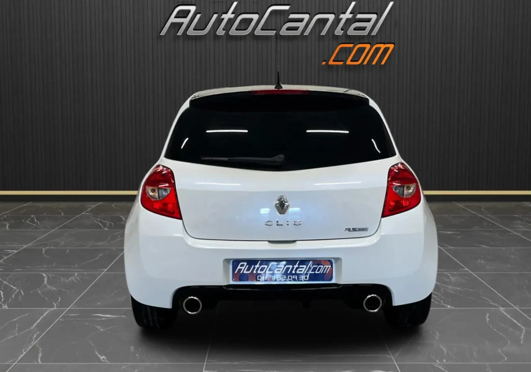 Vue arrière d'une Renault Clio III RS 20th Anniversary blanc nacré avec toit noir et double sortie d'échappement.