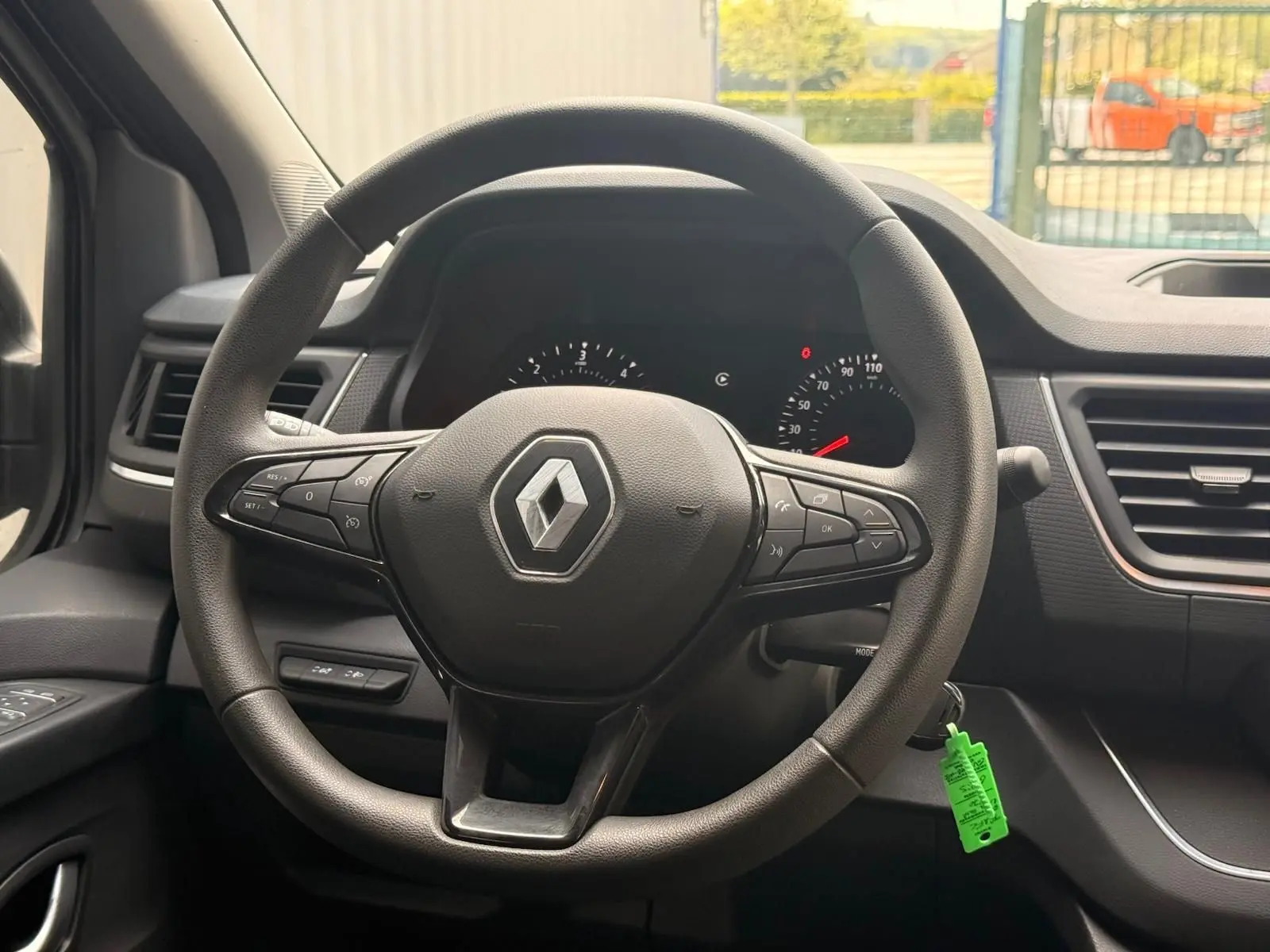 Vue rapprochée du volant noir du Renault Trafic cabine approfondie 2024 avec tableau de bord et commandes intégrées.