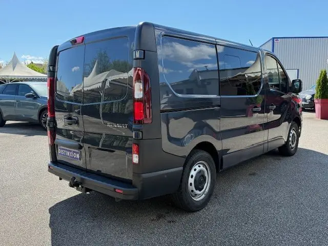 Vue 3/4 arrière droite d’un Renault Trafic cabine approfondie gris comète avec portes latérales et hayon fermé.