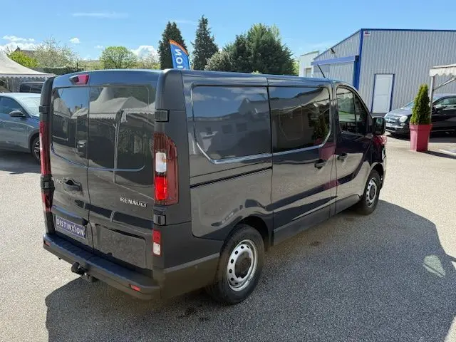 Renault Trafic Cabine Approfondie gris comète vu en 3/4 arrière droit, portes latérales avec vitres ouvrantes visibles.