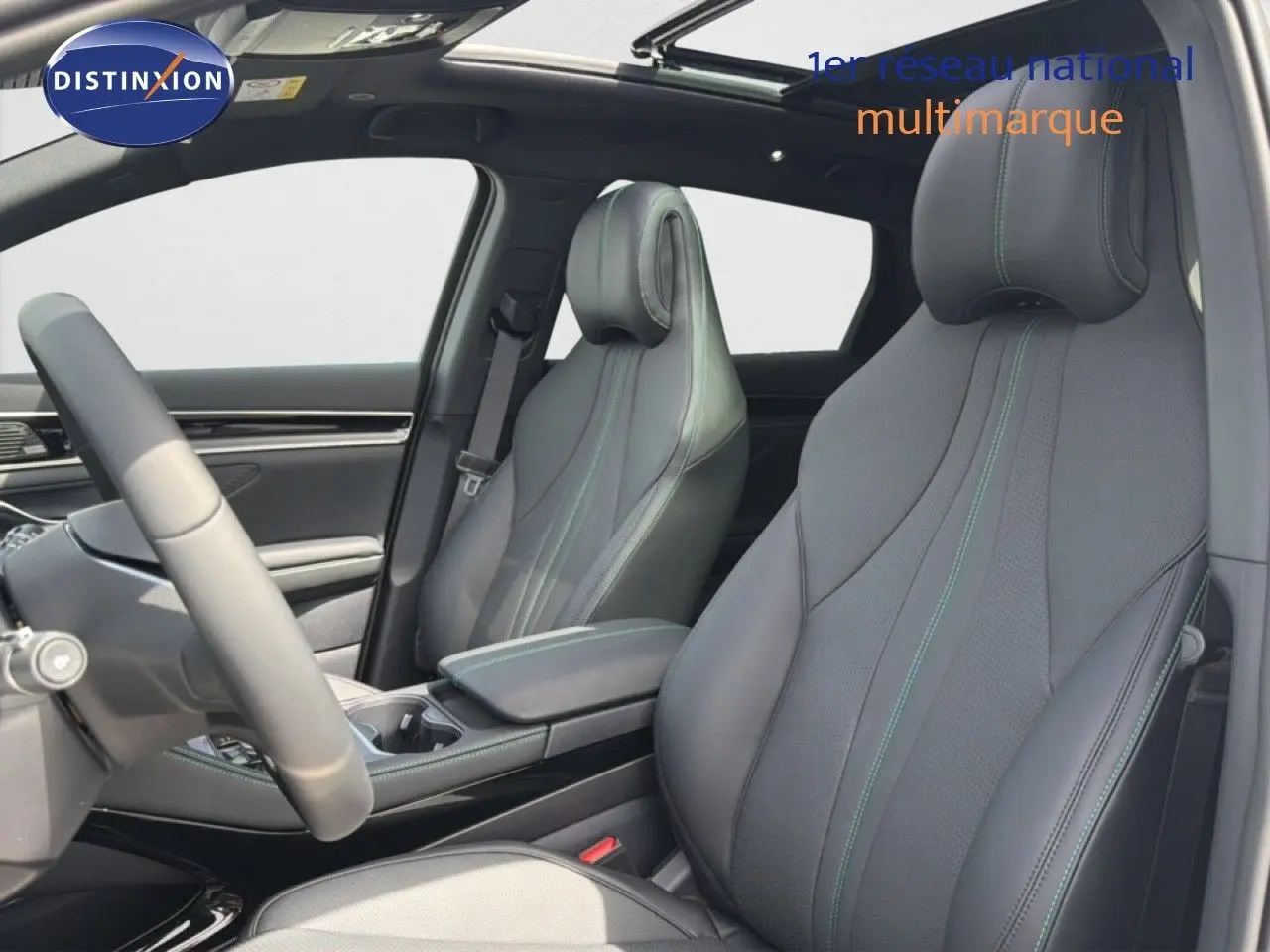 Vue intérieure côté conducteur du BYD SEAL U DM-i BOOST, sièges cuir noir avec surpiqûres vertes et toit panoramique.