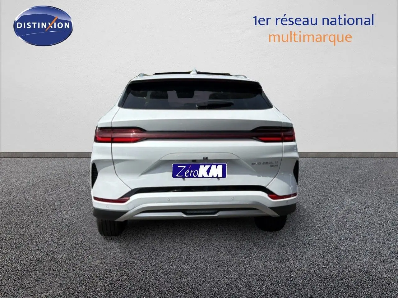 Vue arrière d'un BYD SEAL U DM-i BOOST blanc métal, avec feux arrière étirés et toit noir contrastant.