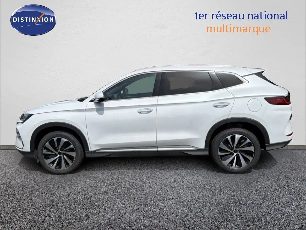 Vue de profil côté gauche d'un BYD SEAL U DM-i BOOST blanc métal avec jantes alliage et lignes épurées.