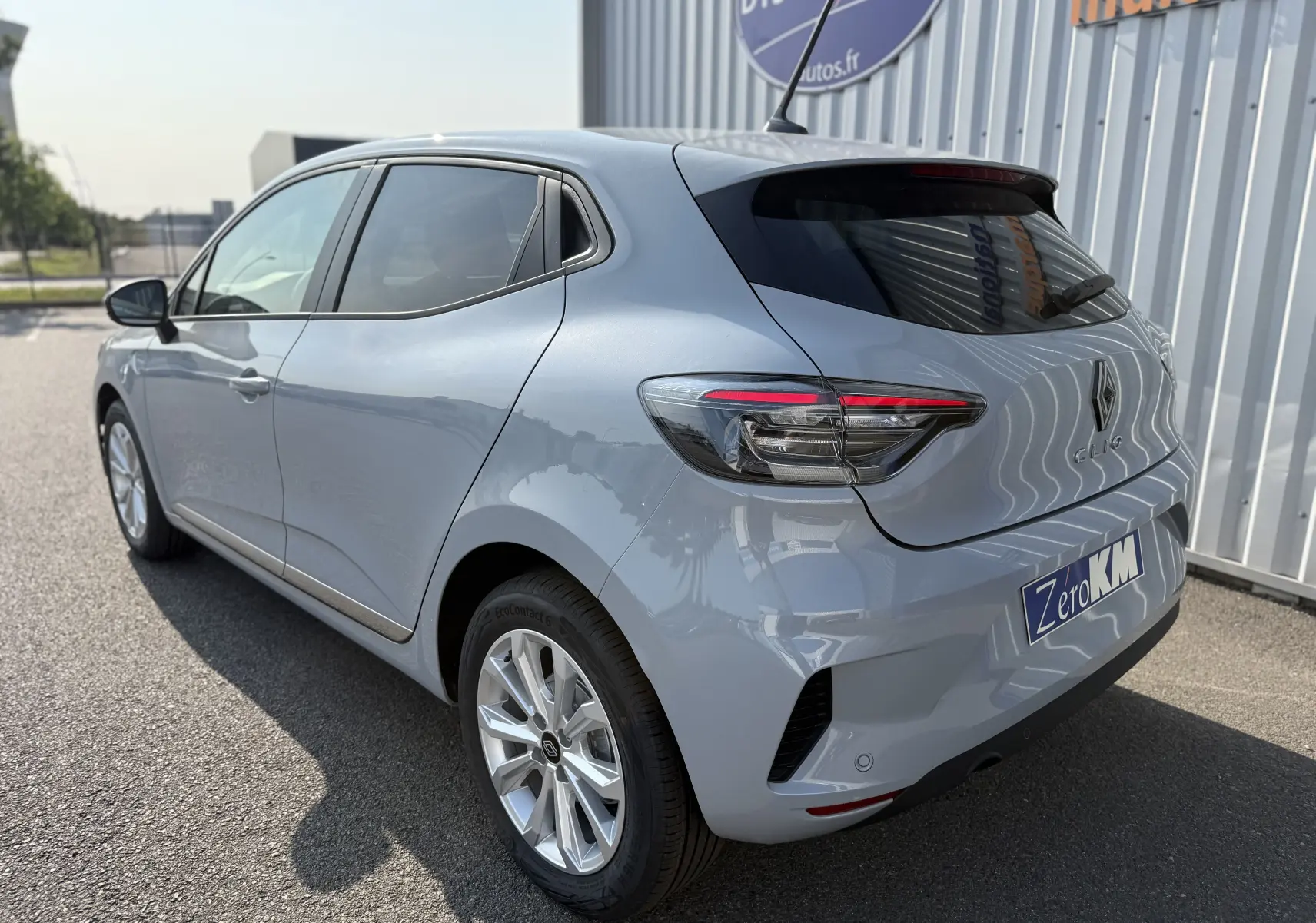Renault Clio 2025 gris Rafale métal vue 3/4 arrière droit, feux arrière LED et jantes alliage visibles.