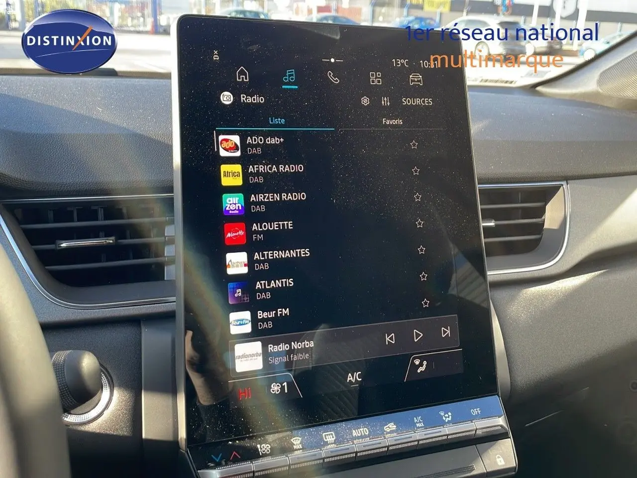 Écran tactile central allumé dans l'habitacle du Renault Captur E-Tech gris Rafale avec toit noir, vue de face.