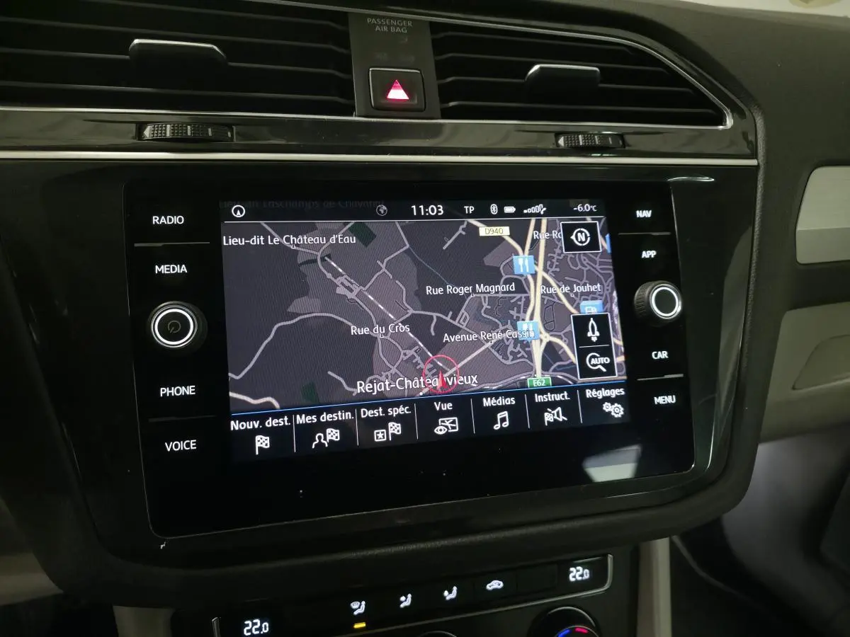 Gros plan sur l'écran tactile central du Volkswagen Tiguan 2018 affichant la navigation avec carte détaillée.