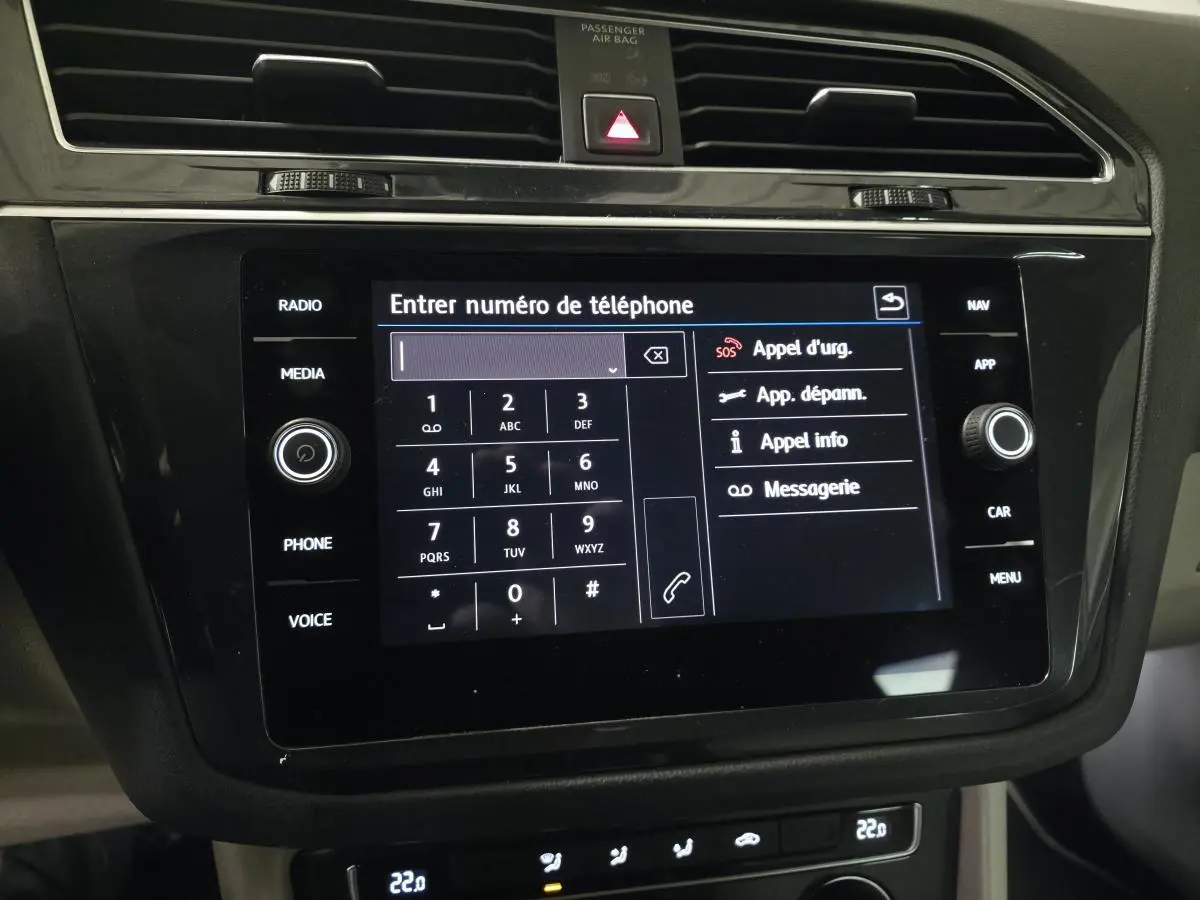 Écran tactile central du Volkswagen Tiguan 2018 affichant le clavier pour entrer un numéro de téléphone.