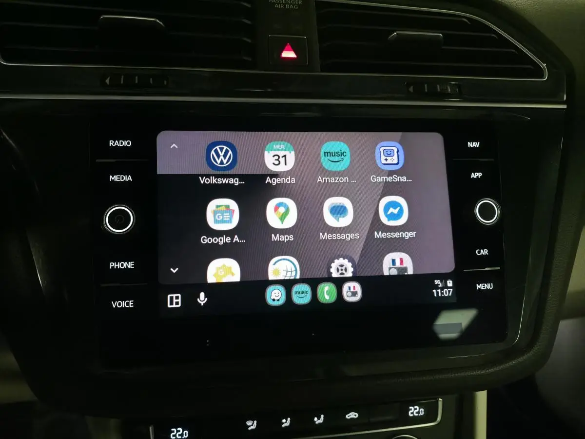 Écran tactile central du Volkswagen Tiguan 2018 affichant l'interface Apple CarPlay dans l'habitacle noir.