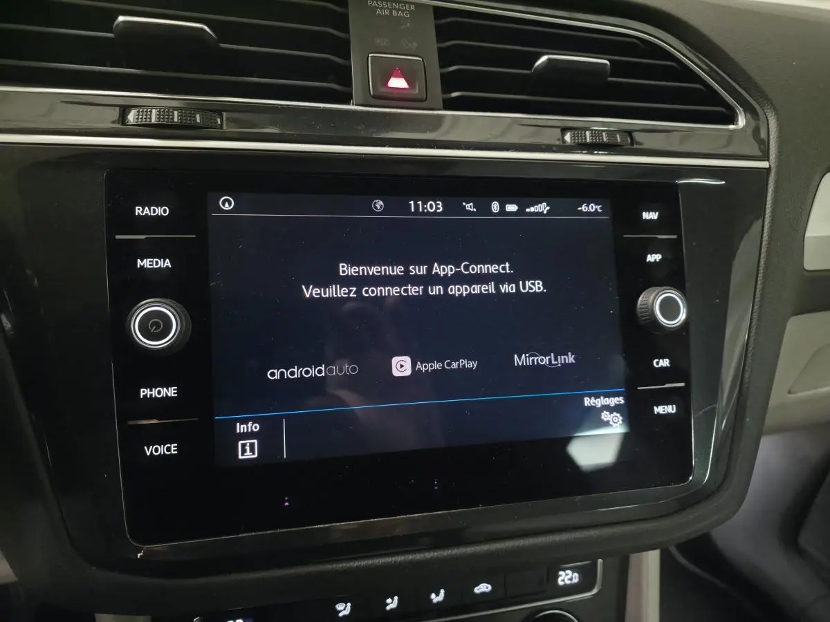 Vue rapprochée de l'écran tactile central noir du Volkswagen Tiguan 2018 affichant App-Connect et options Apple CarPlay et Android Auto.