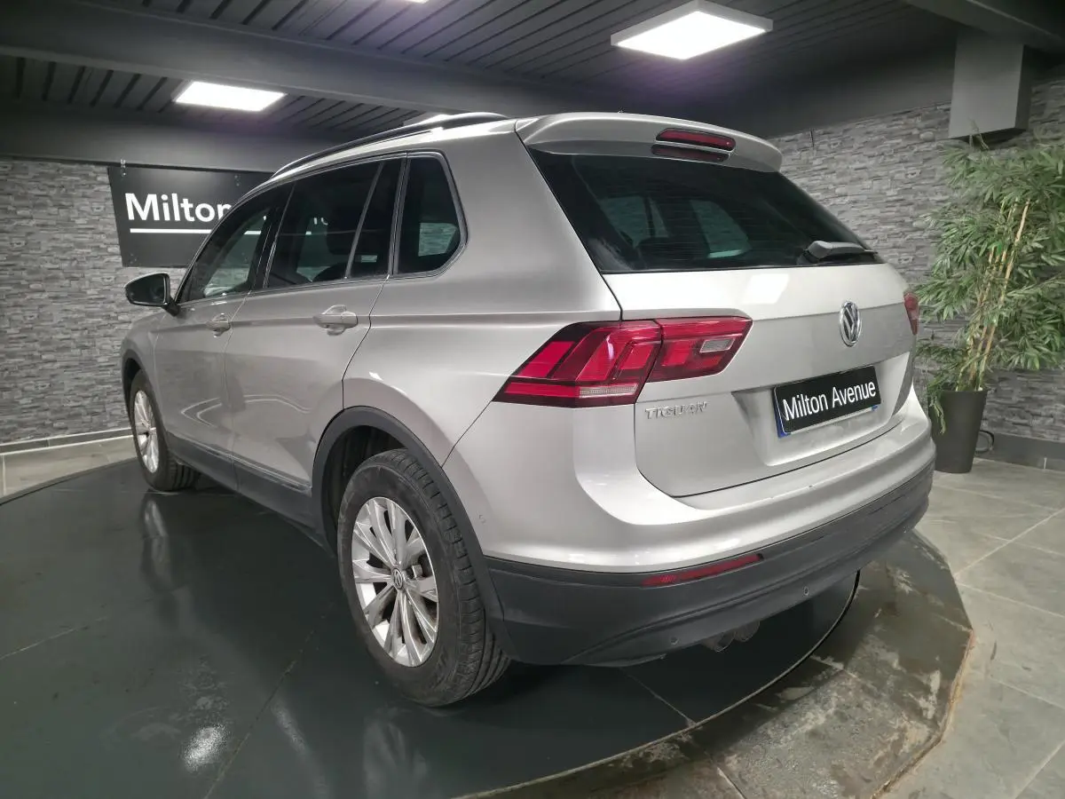 Volkswagen Tiguan gris métallisé vu en 3/4 arrière droit, avec feux arrière LED et jantes alliage 17 pouces.