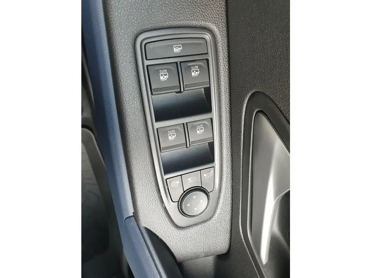 Panneau de commandes des vitres électriques et rétroviseurs côté conducteur du Dacia Duster gris schiste, intérieur noir.