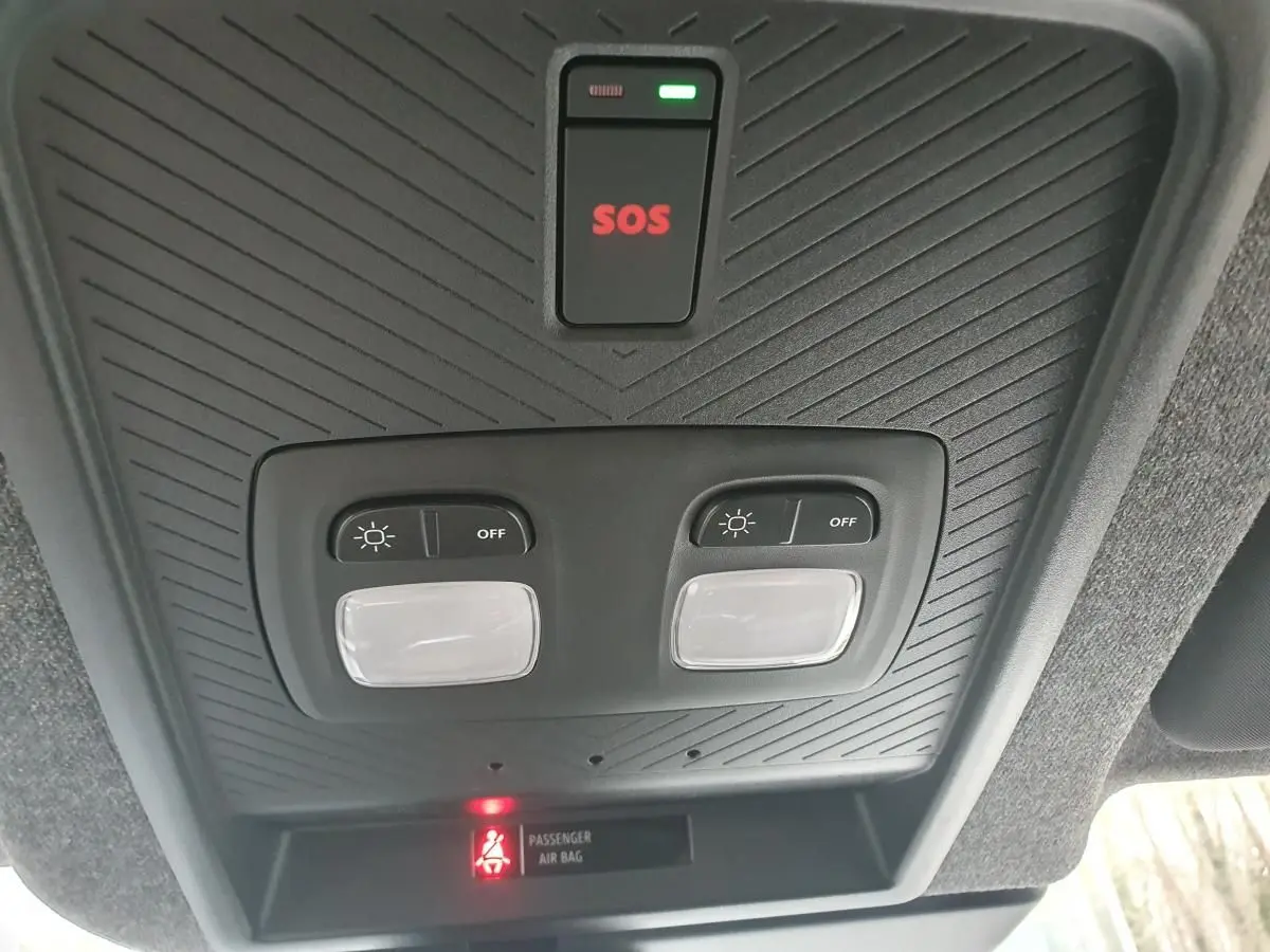 Vue intérieure du plafonnier avec bouton SOS et commandes d’éclairage du Dacia Duster gris schiste 2026.