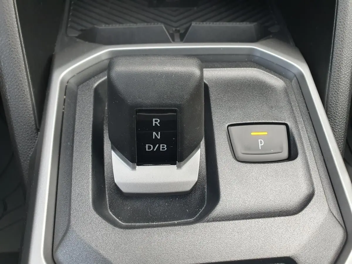 Le levier de vitesses automatique et bouton de parking du DACIA DUSTER 1.6 Hybrid 140 gris schiste, vue en gros plan intérieur.