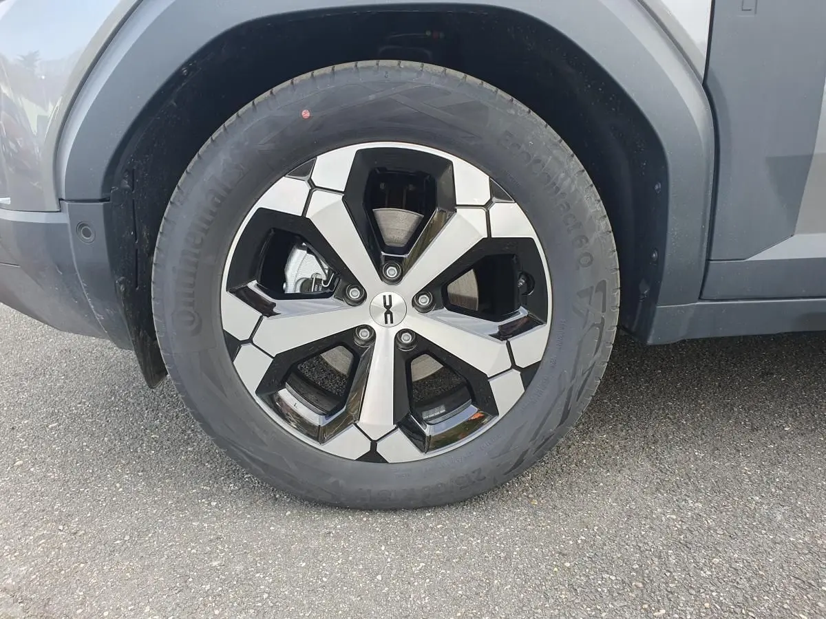 Gros plan sur la jante alliage 18” diamantée Tagasan du côté avant droit du Dacia Duster gris schiste.